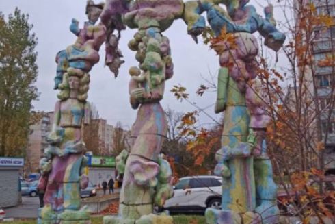 На Виноградарі руйнується скульптура &ldquo;Керамічні фантазії&rdquo;