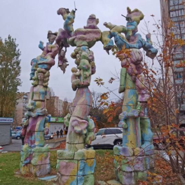 На Виноградарі руйнується скульптура “Керамічні фантазії”