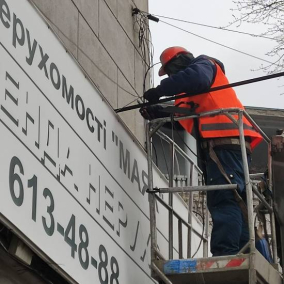 З вулиці на Нивках демонтували 70 незаконних вивісок: фото