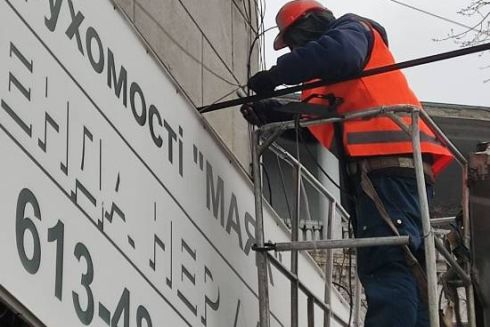 З вулиці на Нивках демонтували 70 незаконних вивісок: фото