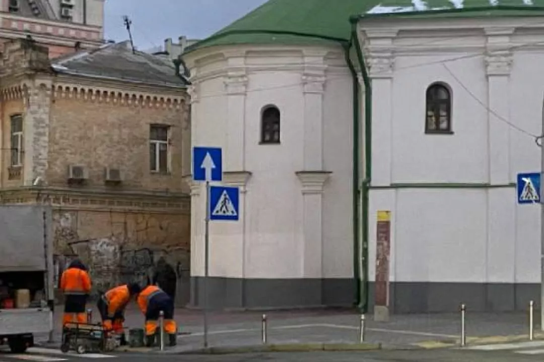 На вулиці Костянтинівській встановили антипаркувальні стовпчики