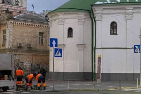 На вулиці Костянтинівській встановили антипаркувальні стовпчики