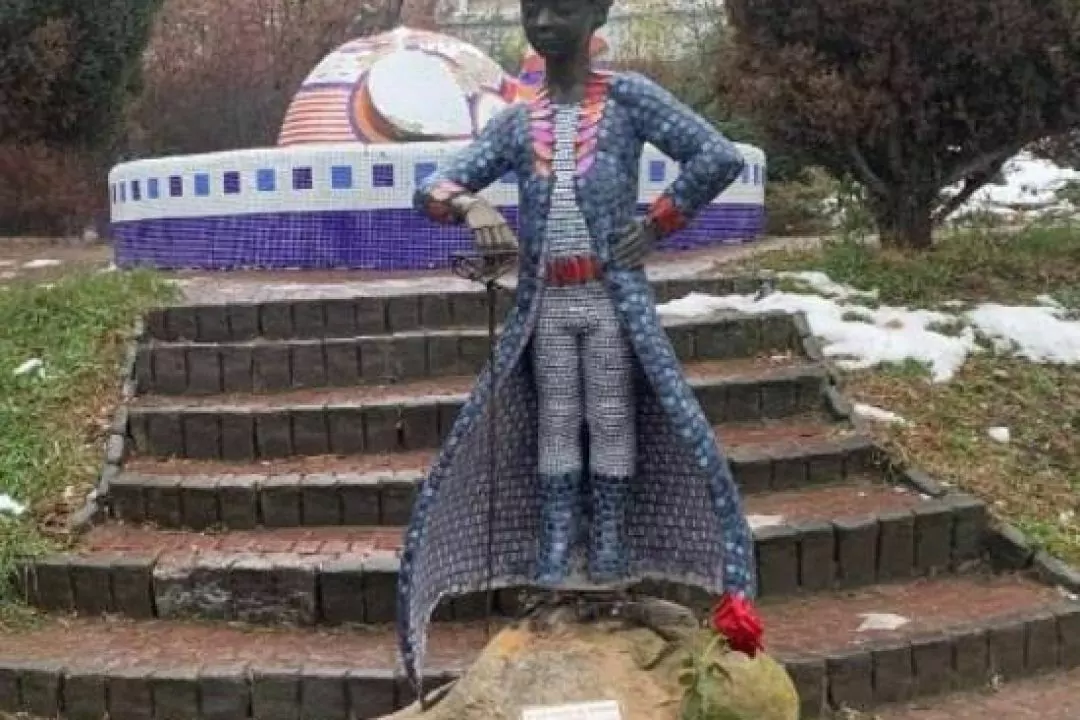 Відреставровану скульптуру &ldquo;Маленького принца&rdquo; повернули на Пейзажну алею: фото