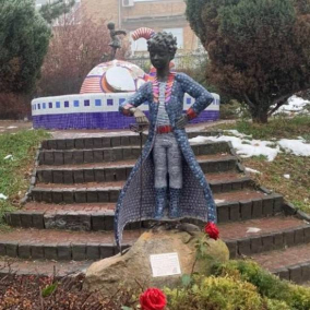 Відреставровану скульптуру “Маленького принца” повернули на Пейзажну алею: фото