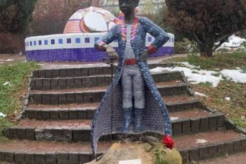 Відреставровану скульптуру “Маленького принца” повернули на Пейзажну алею: фото