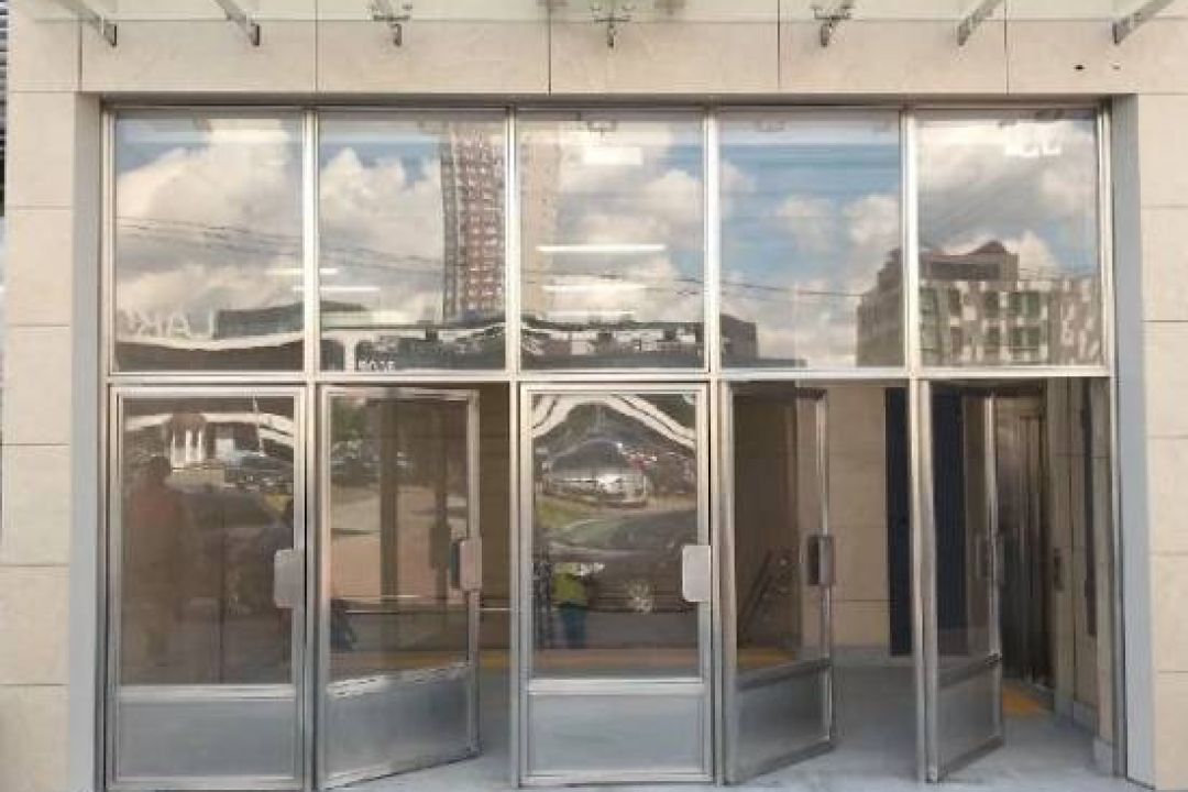 У Києві запрацював оновлений вхід до станції метро “Оболонь”: фото