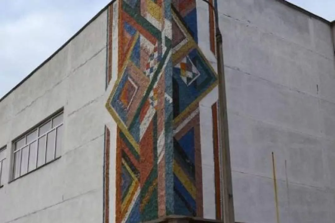 На фасаді ліцею на Позняках збережуть мозаїку