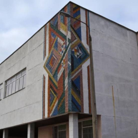 На фасаді ліцею на Позняках збережуть мозаїку