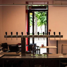 На Подолі відкрили заклад The Drinkers із крафтовим пивом