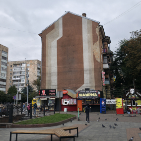 У центрі Рівного демонтували панно заради муралу — місцеві проти