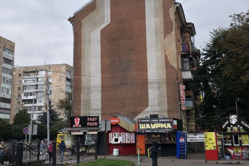 У центрі Рівного демонтували панно заради муралу — місцеві проти