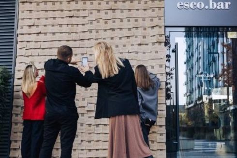 Фасади закладів Escobar у Києві перетворили на &ldquo;дошки оголошень&rdquo; з незакритими зборами на ЗСУ