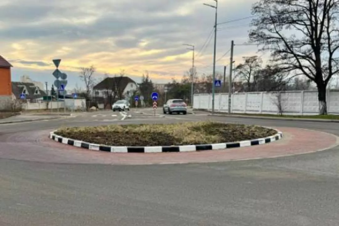При в&rsquo;їзді до мікрорайону Бортничі облаштували нову кругову розв&rsquo;язку: фото