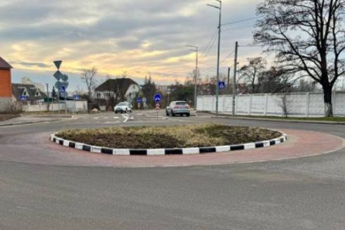 При в’їзді до мікрорайону Бортничі облаштували нову кругову розв’язку: фото
