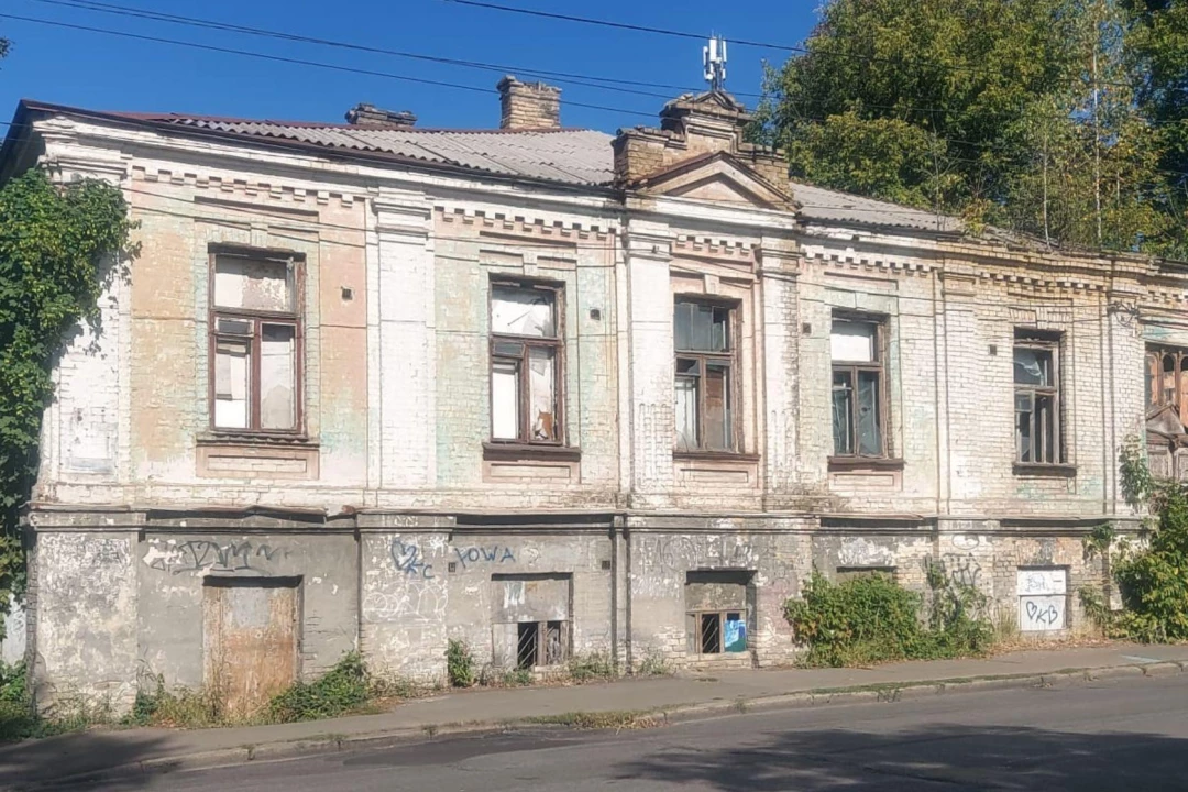 Прокуратура Києва вимагає захистити історичну будівлю на Татарці