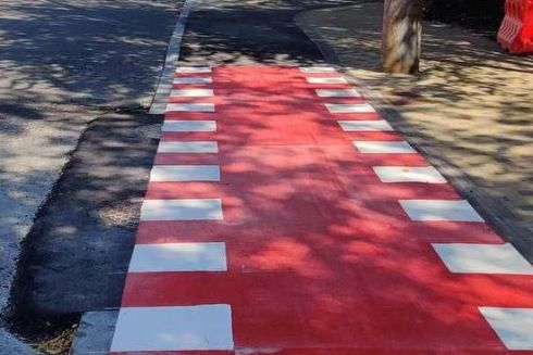 Велодоріжку на Солом'янці, яку обрамили в бордюр, виправили, але &ldquo;запаяли&rdquo; кришки люків &mdash; активісти