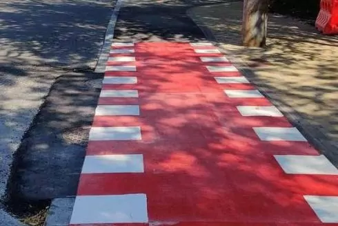 Велодоріжку на Солом'янці, яку обрамили в бордюр, виправили, але &ldquo;запаяли&rdquo; кришки люків &mdash; активісти