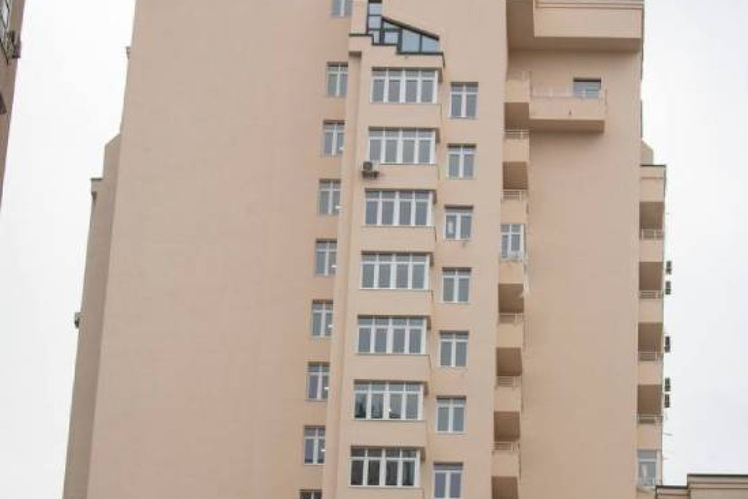 На Солом’янці повністю відновили 25-поверхівку, в яку минулого року влучила російська ракета