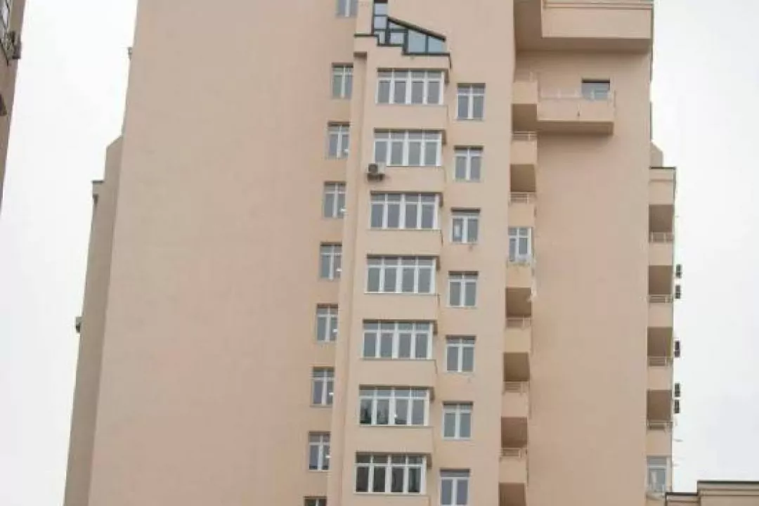 На Солом&rsquo;янці повністю відновили 25-поверхівку, в яку минулого року влучила російська ракета