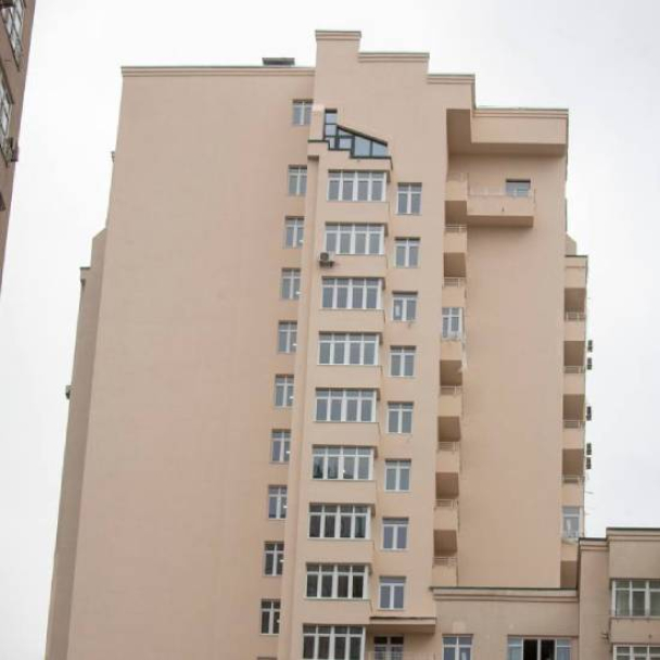 На Солом’янці повністю відновили 25-поверхівку, в яку минулого року влучила російська ракета