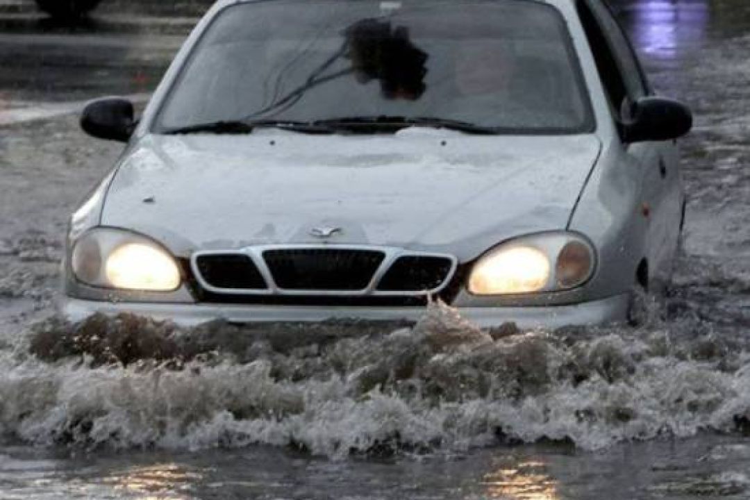 У Києві через зливу затопило вулиці, на дорогах затори, транспорт затримується