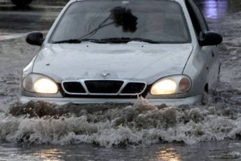 У Києві через зливу затопило вулиці, на дорогах затори, транспорт затримується