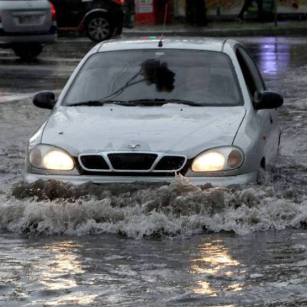У Києві через зливу затопило вулиці, на дорогах затори, транспорт затримується