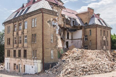 На Подолі зносять будівлю гуртожитку 1950-х років