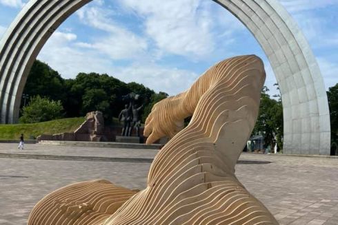 Фото. Біля Арки дружби народів встановили арт-об'єкт, який поїде на Burning Man 2022