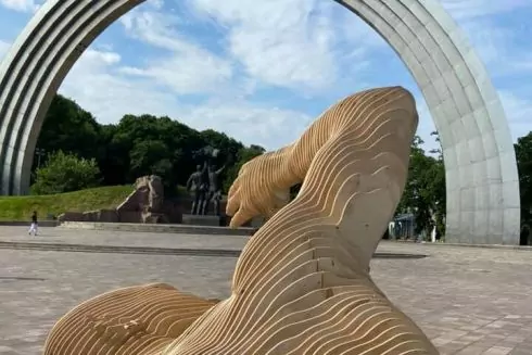 Фото. Біля Арки дружби народів встановили арт-об'єкт, який поїде на Burning Man 2022