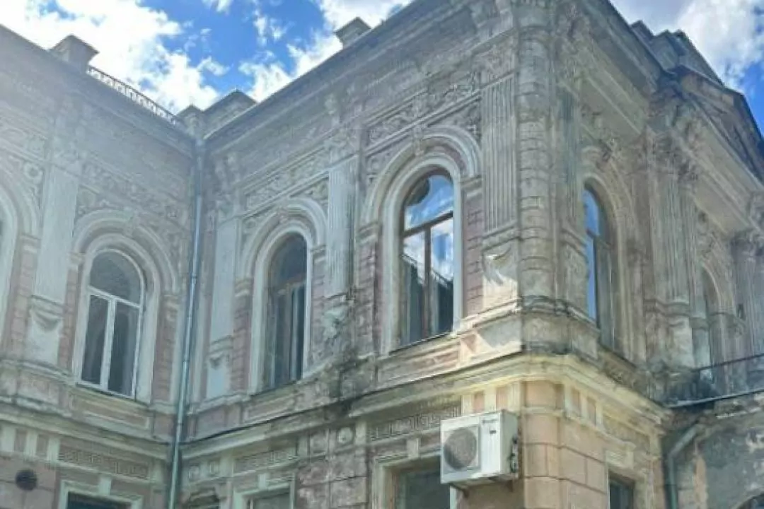 Прокуратура Києва вимагає через суд відремонтувати памʼятку архітектури на вулиці Амосова