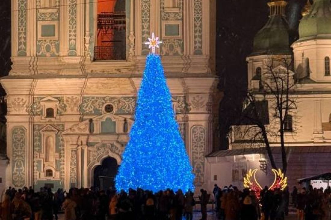 У Києві запалили вогні на головній ялинці країни: фото