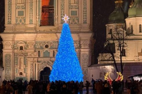 У Києві запалили вогні на головній ялинці країни: фото