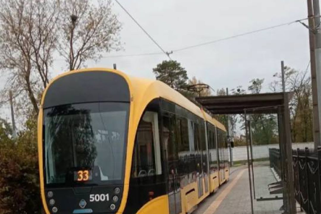 На ДВРЗ відкрили "неінклюзивну" трамвайну зупинку – вона недоступна маломобільним людям