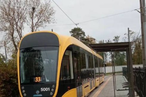 На ДВРЗ відкрили "неінклюзивну" трамвайну зупинку – вона недоступна маломобільним людям