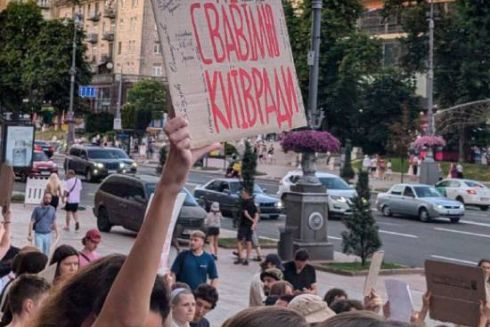 Кияни вийшли на мітинг через незаконне знесення садиби Зеленських