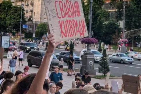 Кияни вийшли на мітинг через незаконне знесення садиби Зеленських