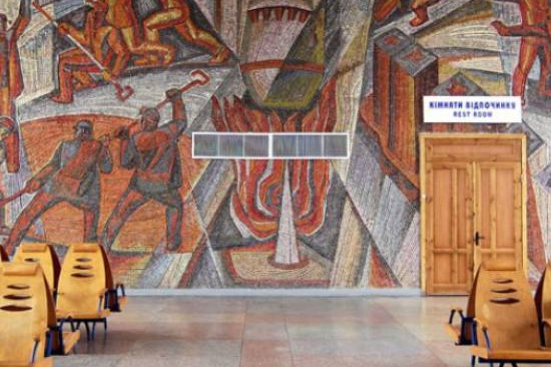 Росіяни знищили унікальне мозаїчне панно на вокзалі Маріуполя