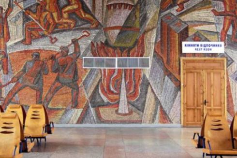 Росіяни знищили унікальне мозаїчне панно на вокзалі Маріуполя