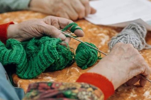 Бабушки из дома престарелых во Львове создали бренд Vbrani и вяжут на заказ