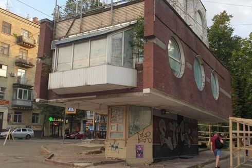 На Львовской площади обнесли забором модернистское здание трамвайного депо. Его могут демонтировать