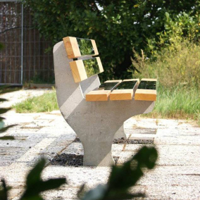 Дизайнеры разработали скамейку с полутораметровой дистанцией