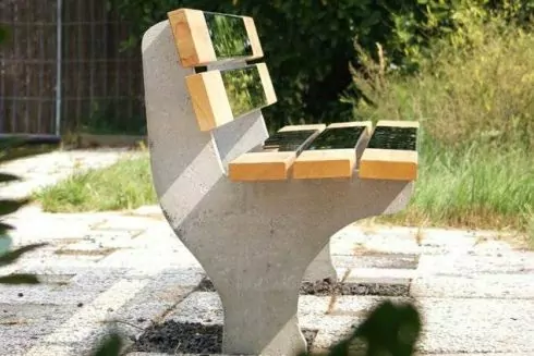 Дизайнеры разработали скамейку с полутораметровой дистанцией