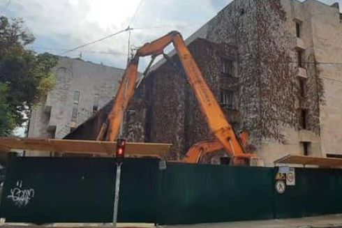 Фото. Здание &laquo;Квіти України&raquo; на Сечевых Стрельцов начали демонтировать. Активисты сломали строительный забор