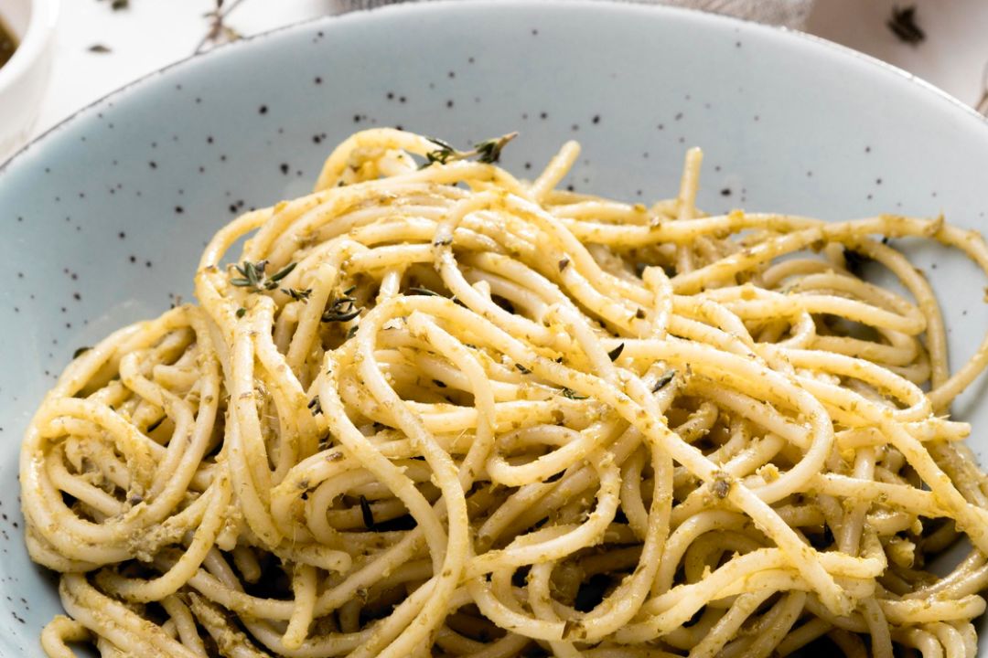 Спагеті з тунцем — бюджетна вечеря за 15 хвилин від Марко Черветті