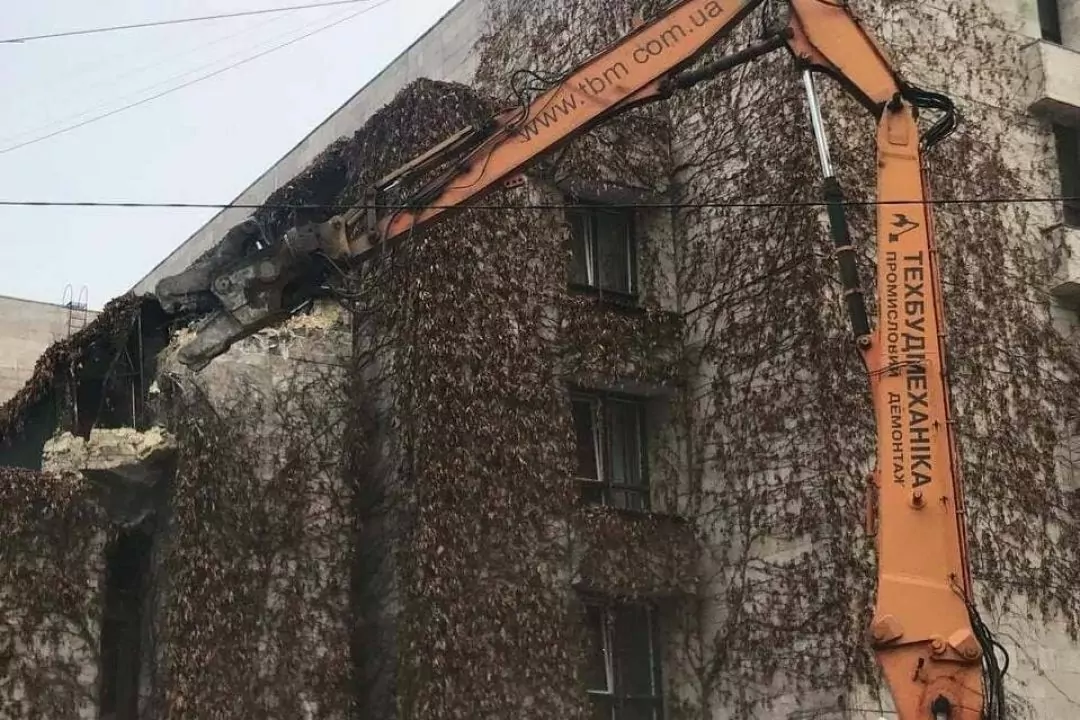 Будівлю &laquo;Квіти України&raquo; почали зносити, активісти чергують поряд, щоб запобігти демонтажу. Що відбувається