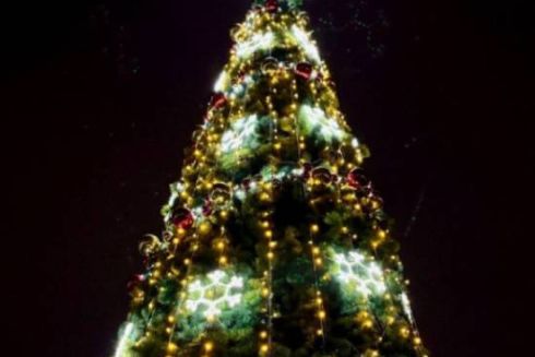 У Дарницькому районі встановили 10-метрову ялинку та яскраві фотозони: фото