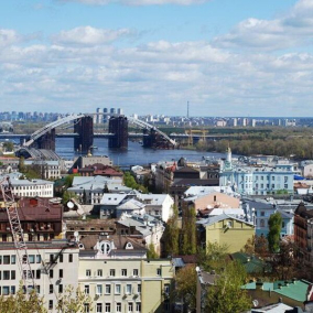 На Подолі демонтують плити, на яких паркуються автомобілі