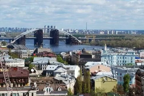 На Подолі демонтують плити, на яких паркуються автомобілі