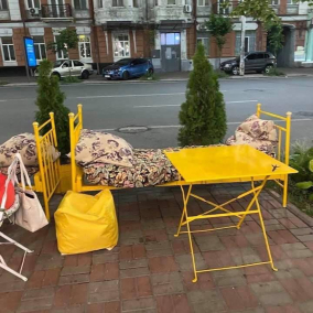 Киевский ресторан выставил кровати на летнюю террасу. Зачем и что из этого вышло